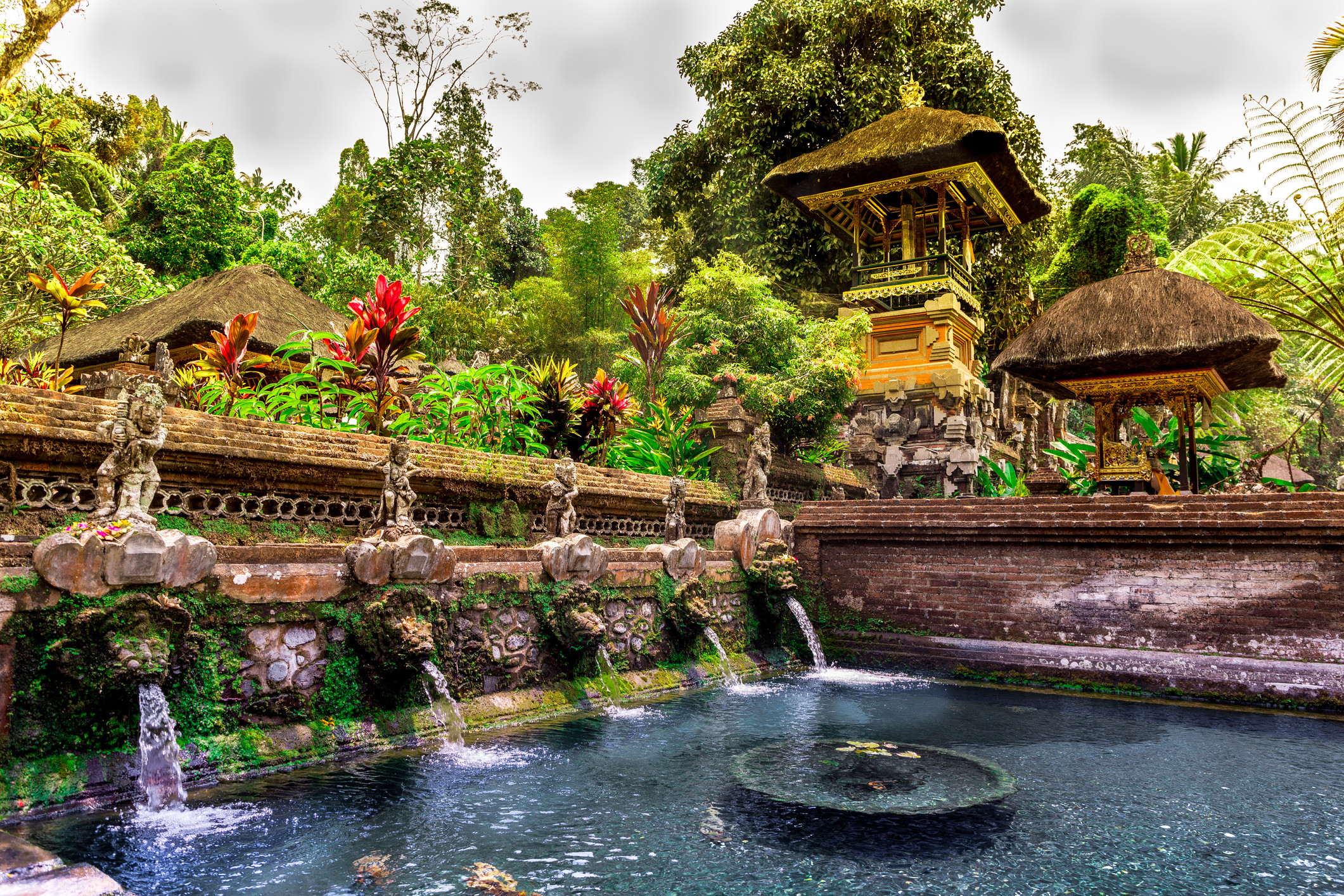 Bali hotels - water fountains in pool