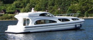 The Le Boat Elegance is a premium self-drive cruiser designed for travelers seeking a comfortable and flexible way to explore Europe’s scenic waterways.